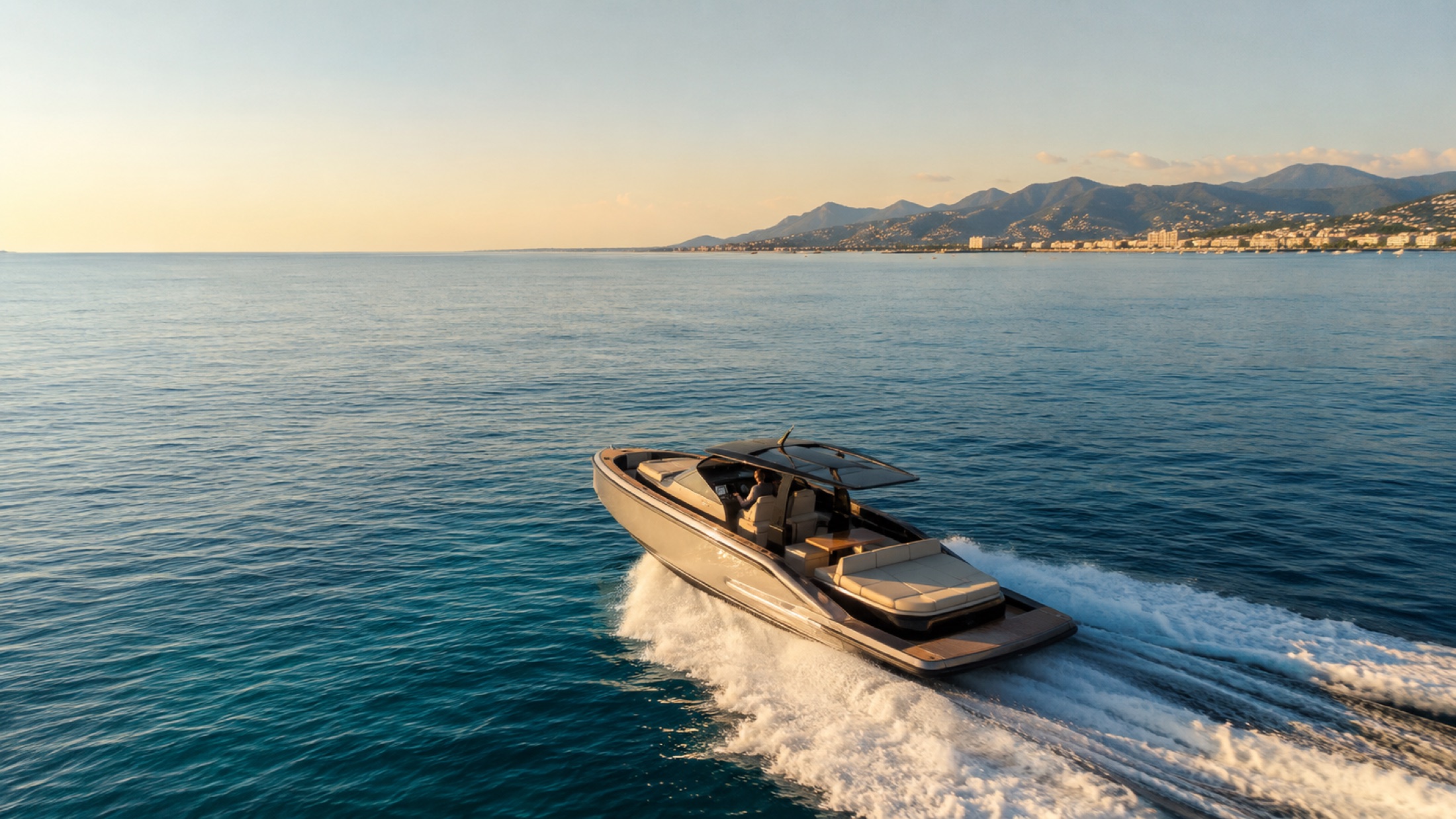 Bateau au large de Cannes au coucher du soleil